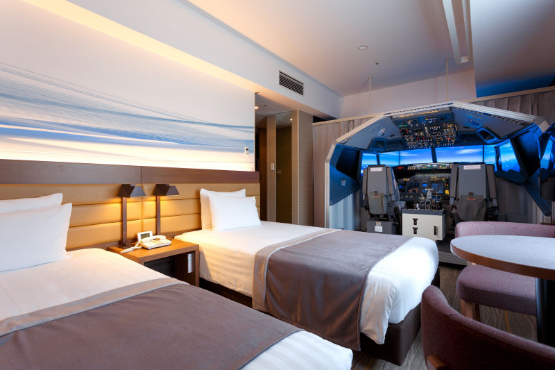 Illustration for article titled Este hotel del aeropuerto de Tokio ha instalado un simulador de vuelo gigante en una de sus habitaciones